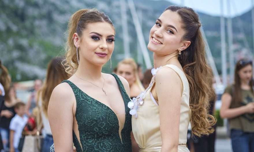 момичета
