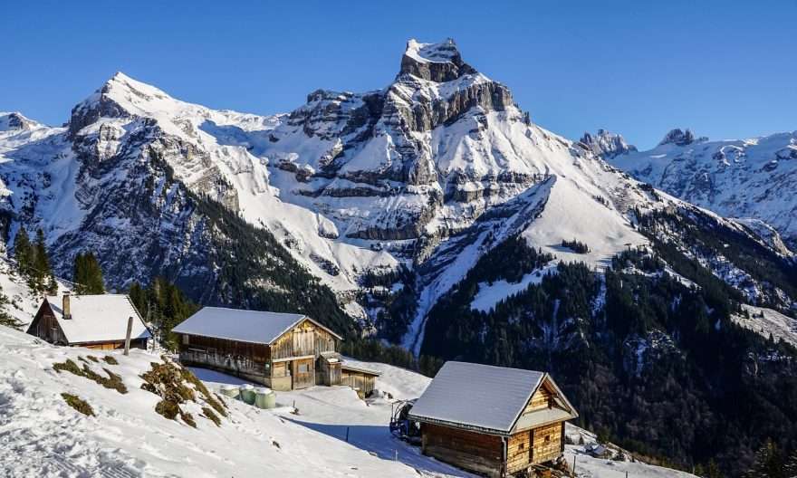 планина и къщи