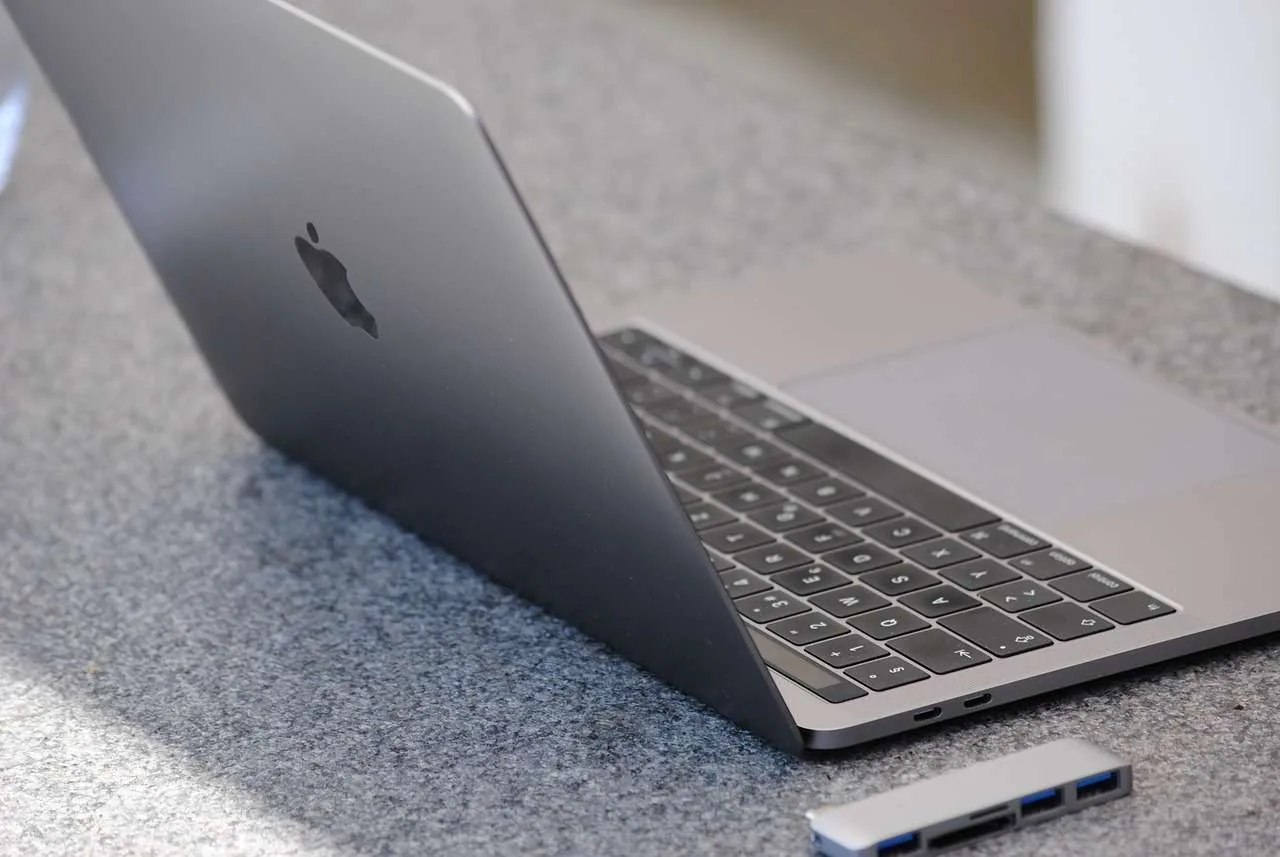 Идеални подаръци за MacBook: Топ 6 аксесоара