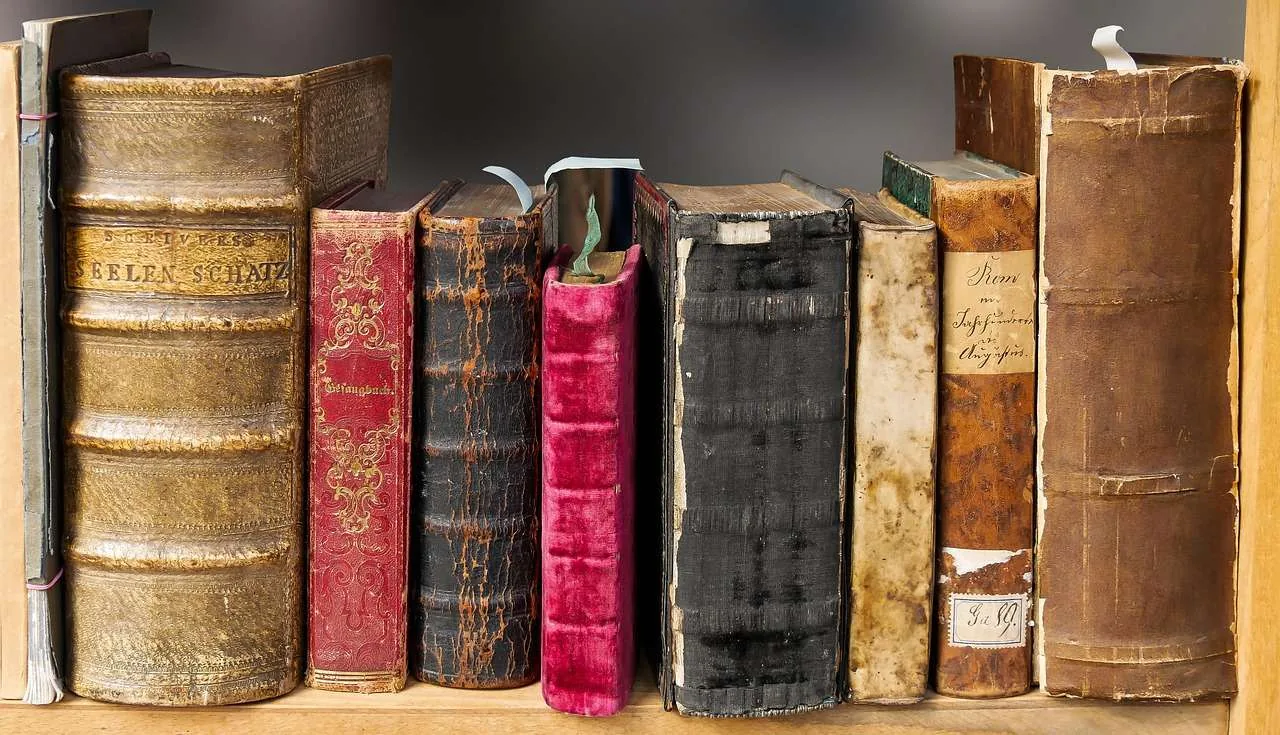 Подаръци за любители на книги: Най-добрите заглавия и аксесоари